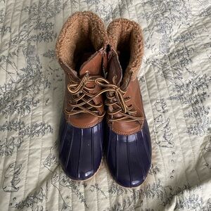 Womenโs duck boots size 10
Very good condition